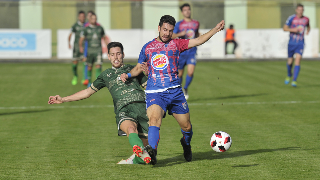 El delantero de la Gimnástica Segoviana Miguel Ángel Junco ‘Mika’ gana un balón a un rival del Astorga. / KAMARERO