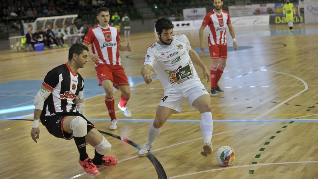 El ala del Naturpellet Segovia Iago Rodríguez encara al portero del Cartagena FS, Raúl Jerez. / KAMARERO