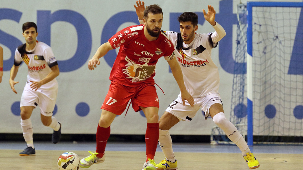 El capitán del Naturpellet Segovia Álvaro Barrera ‘Buitre’ protege un balón ante la presión del Santa Coloma. / SANTA COLOMA