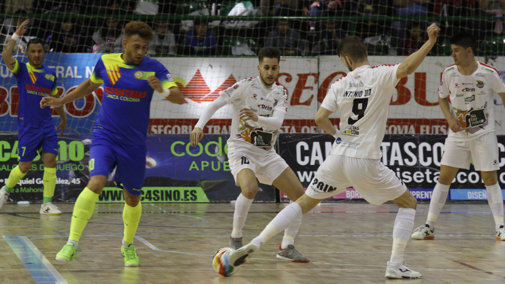 El pívot del Naturpellet Segovia Antonio Diz corta una contra impulsada por Pol Pacheco, del Santa Coloma, con la ayuda de Álex Fuentes. / NEREA LLORENTE