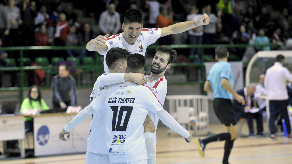Los jugadores del Naturpellet Segovia Álex Fuentes, Chus y Raya celebran un gol, durante un partido de liga. / KAMARERO