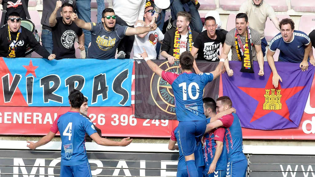 Los jugadores de la Segoviana celebran con un grupo de aficionados gimnásticos el gol de Mika. / J.M. - G. SEGOVIANA
