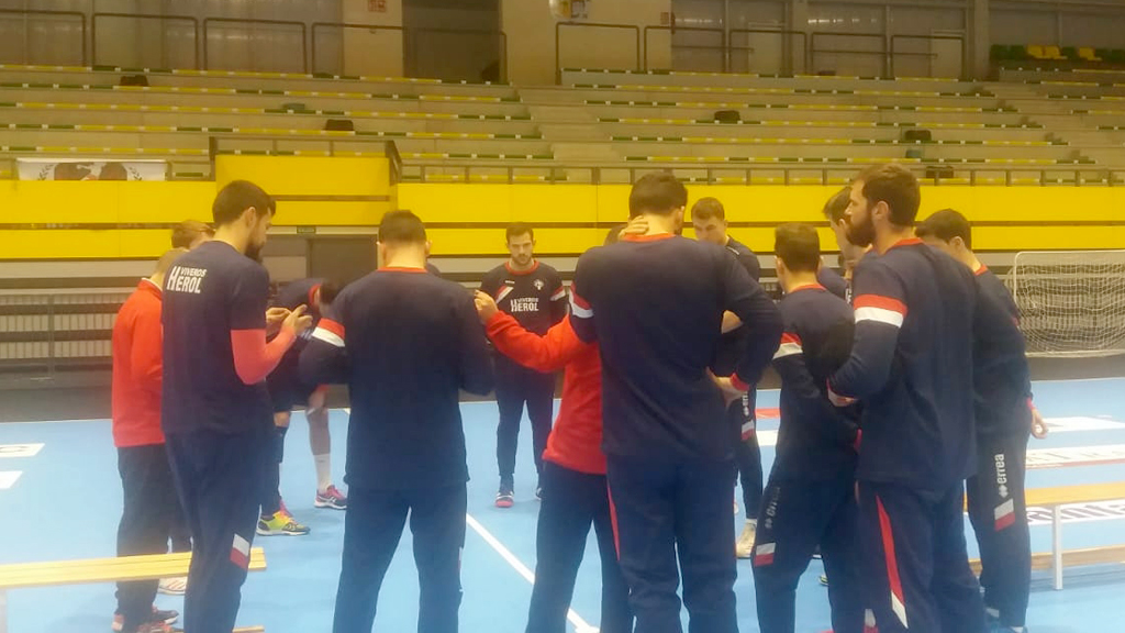 Adrián Rosales, con el grupo durante una de las charlas de Dani Gordo a la plantilla. / BALONMANO NAVA