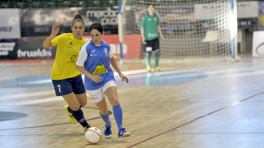 Laura Llorente, del Unami, se marcha de una rival del Teldeportivo. / KAMARERO