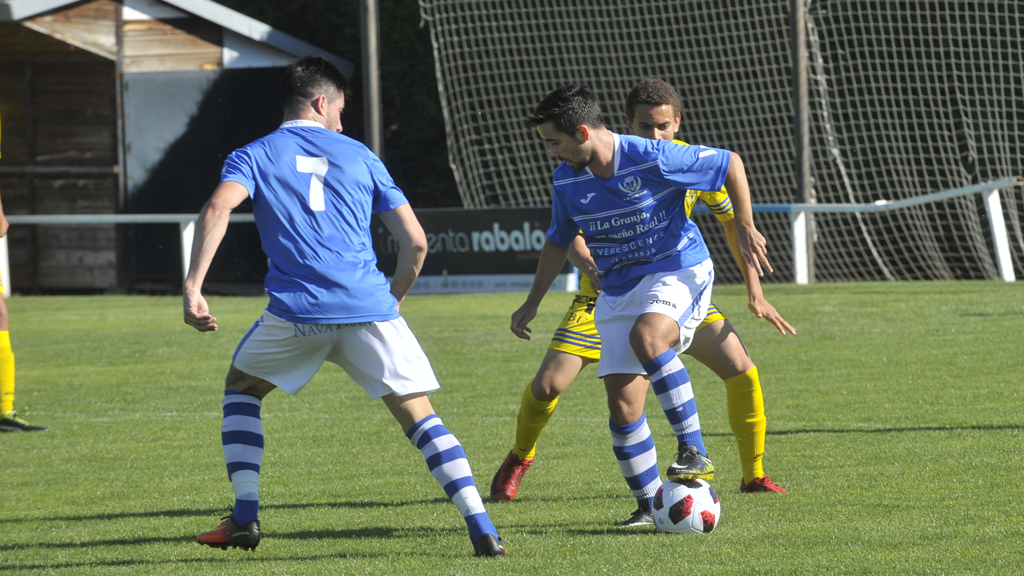 El centrocampista del CD La Granja Pablo Gutiérrez ‘Guty’ controla un balón ante el CD Bupolsa, mientras Héctor Álvarez ‘Koby’ se desmarca. / KAMARERO