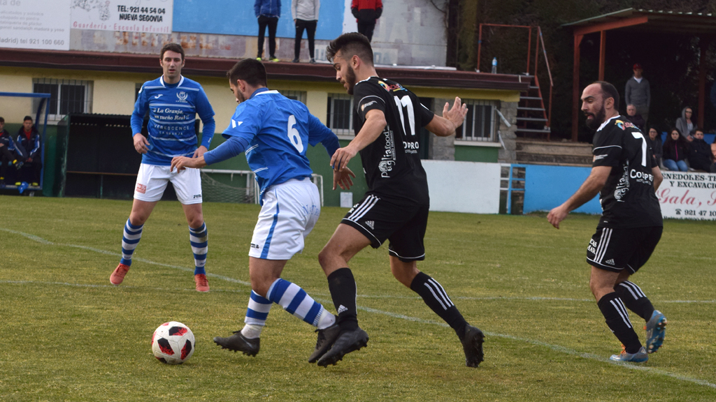 Guty conduce un balón ante la presión de un rival. / ROCÍO PARDOS