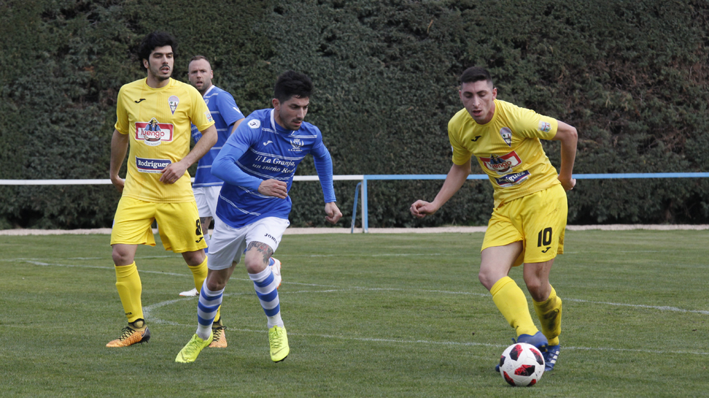 Koby trata de cortar un balón ante La Bañeza . / NEREA LLORENTE