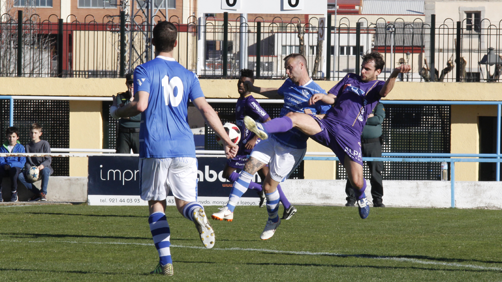 Piti se intenta anticipar a la acción del jugador del Cristo Atlético en un momento del encuentro disputado en el campo de El Hospital. / NEREA LLORENTE