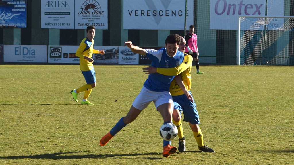 El delantero del Unami Timo, autor del único gol del partido, intenta marcharse de Jota del Diocesanos. / ROCÍO PARDOS