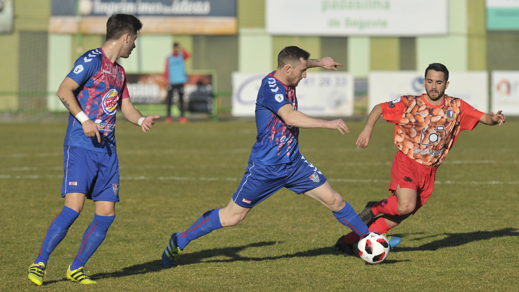 Dani Arribas controla el balón ante la presión de Guty, en un momento del derbi disputado en La Albuera. / KAMARERO