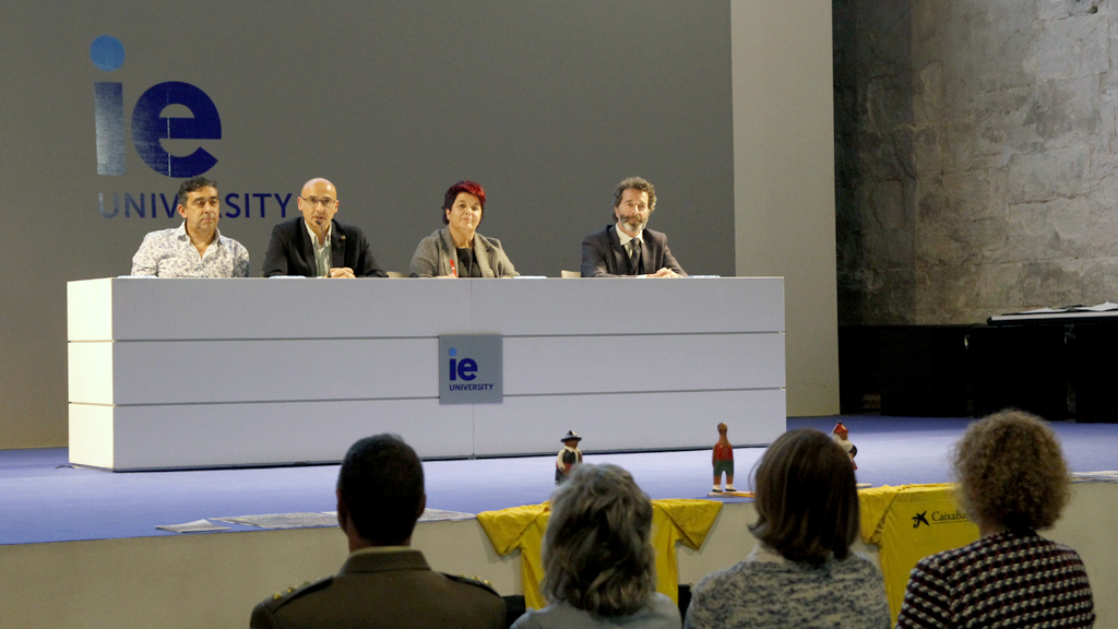 Los organizadores Javier Rincón y Óscar Moreno, la alcadesa Clara Luquero y el vicerrector Miguel Larrañaga. / NEREA LLORENTE