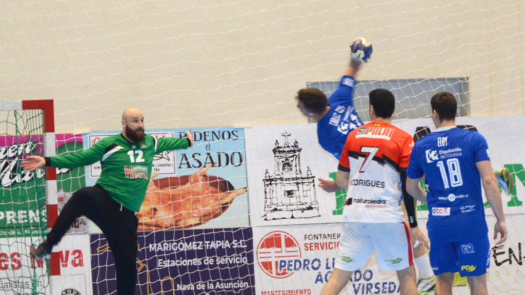 Ernesto mira fijamente la bola en una de las escasas llegadas hasta los seis metros que consiguieron los jugadores del Palma del Río, superados por la defensa del Viveros Herol Nava. / AMADOR MARUGÁN