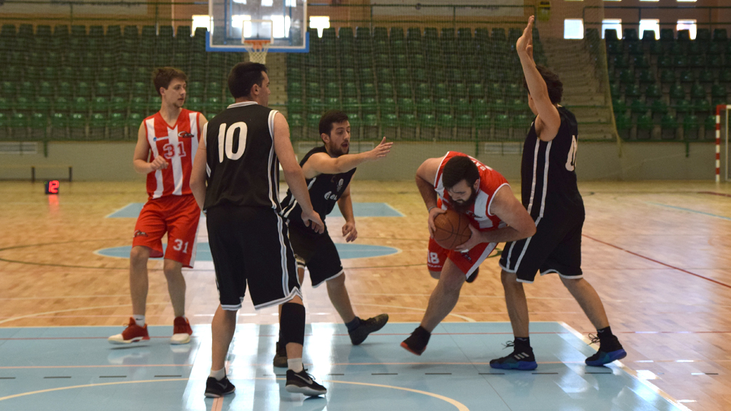 Los jugadores del Eufón tratan de evitar la entrada a canasta de uno de los pivots del CD Base. / ROCÍO PARDOS