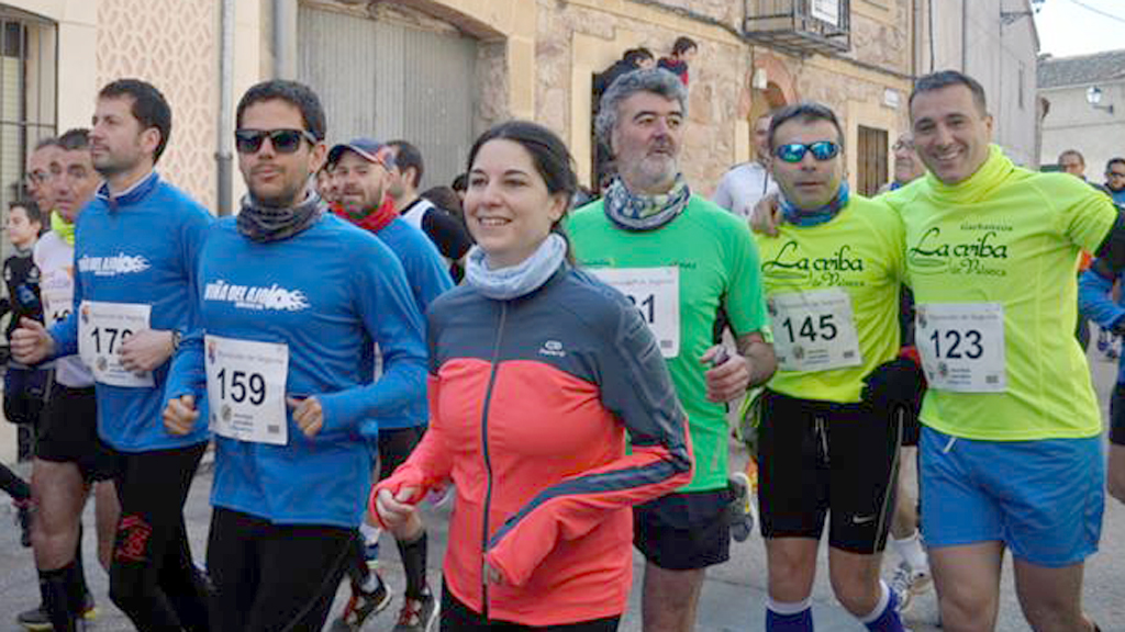 Varios corredores toman salida en una pasada edición de la Viña del Ajo. / VIÑA DEL AJO