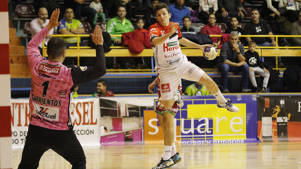 Nicolo se presenta ante el portero Barrientos en una imagen del partido jugado en Zamora. / JOSÉ LUIS FERNÁNDEZ- LA OPINIÓN