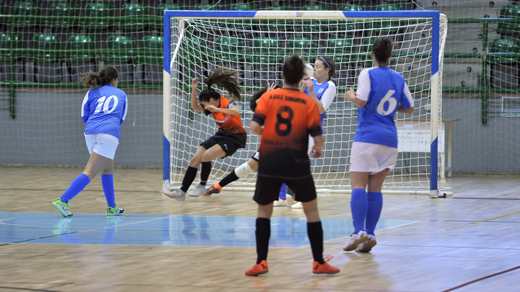 Carré intenta evitar el gol en un partido anterior del Unami. / KAMARERO