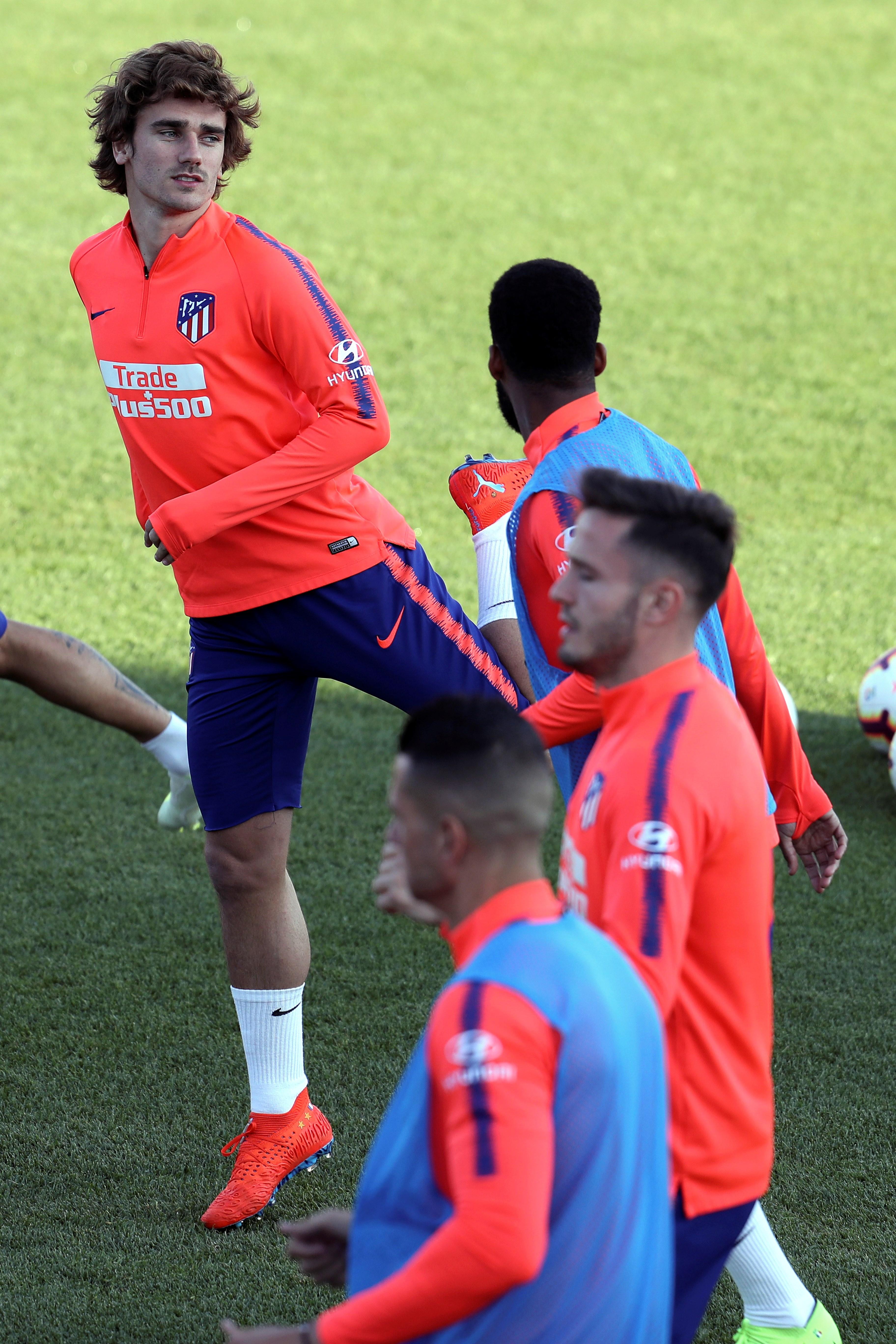Los jugadores del Atlético de Madrid realizan varios ejercicios.