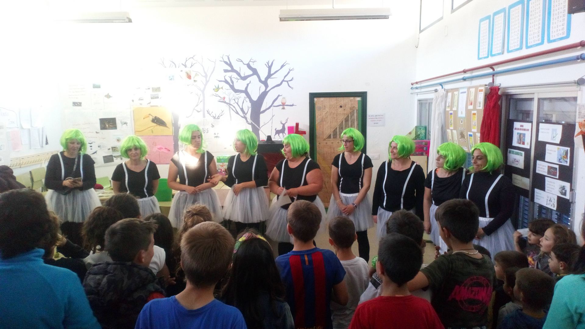 Los Oompa Loompas guiaron a los escolares por los distintos talleres. / S. Sanjuán