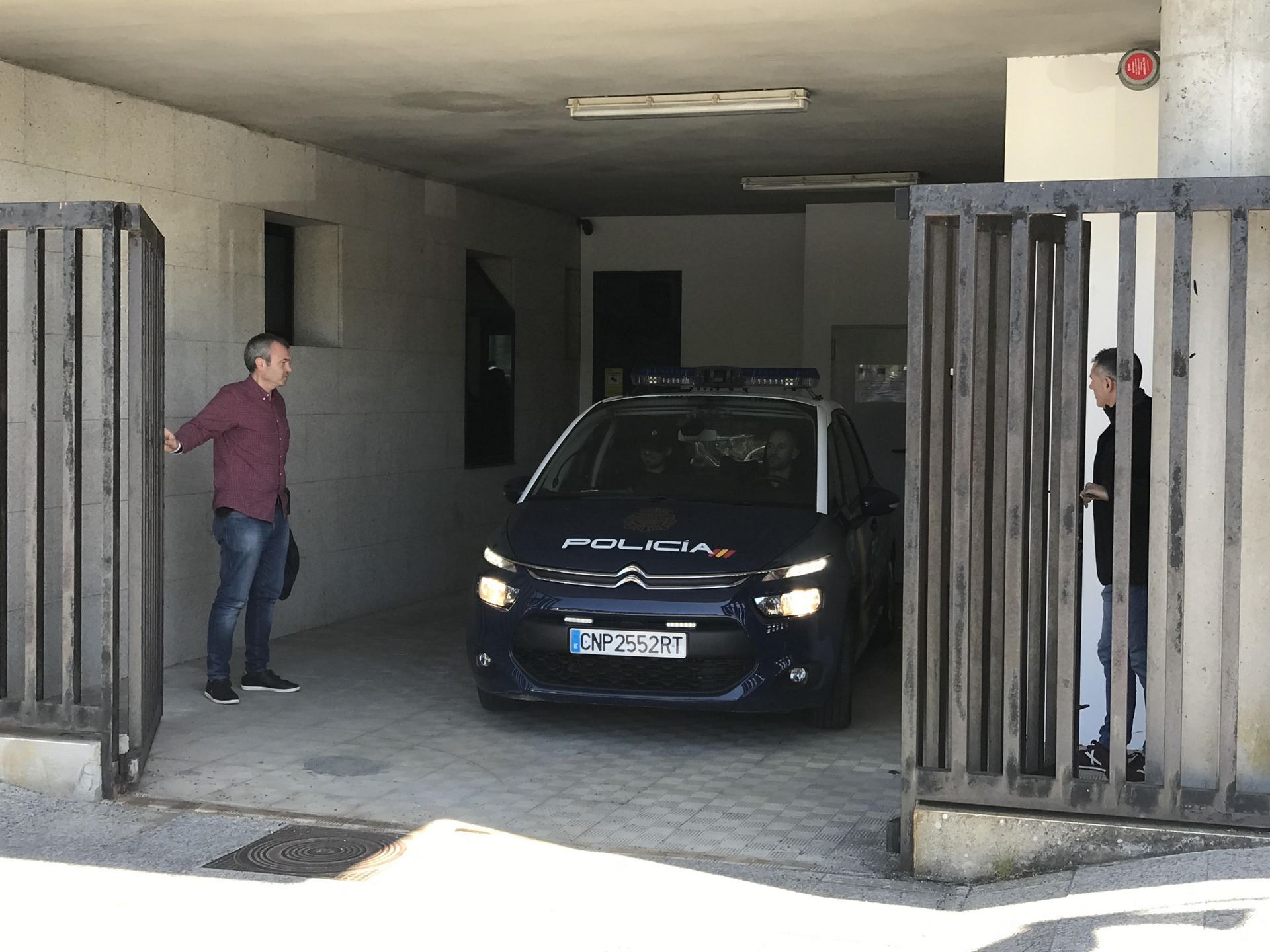 Salida de ‘El Chicle’ del juzgado de A Ribeira en un vehículo policial.