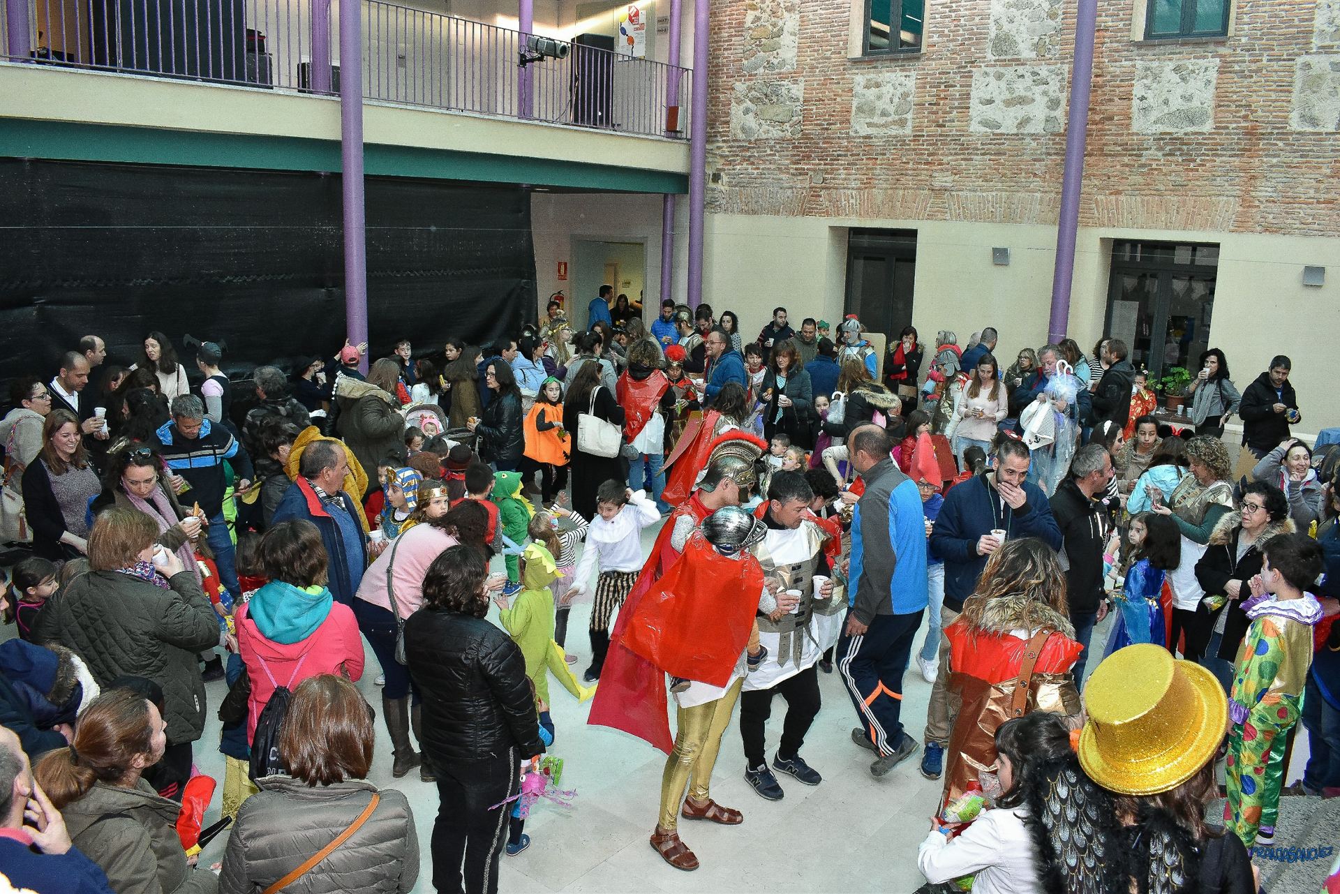 Comparsas y vecinos disfrutan de la fiesta en la Casa de la Cultura. / Francisco José Sánchez Viraz