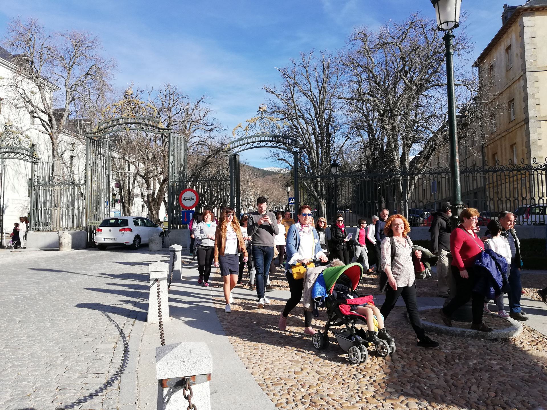 Más de cincuenta personas caminaron de La Granja a Valsaín, con el fin de conocer la historia de mujeres célebres del municipio. / Nuria García Castán
