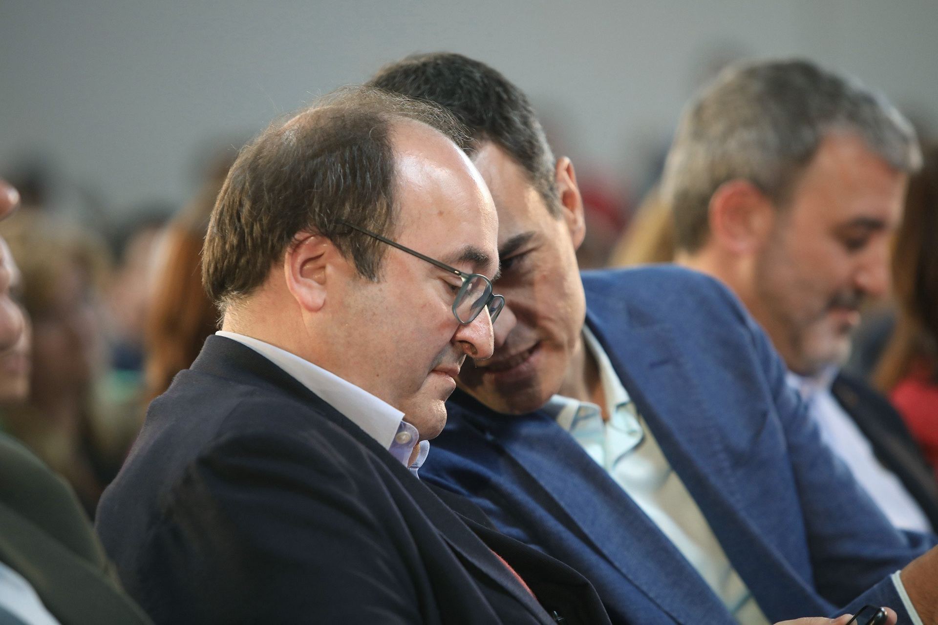 Pedro Sánchez (d) conversa con el líder del PSC, Miquel Iceta.