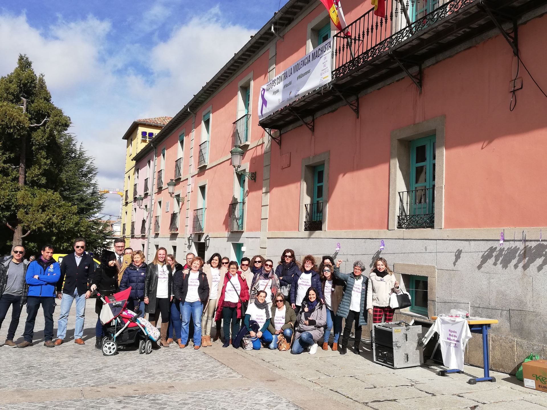 La corporación municipal repartió camisetas y chapas para la causa. / Silvia Sanjuán