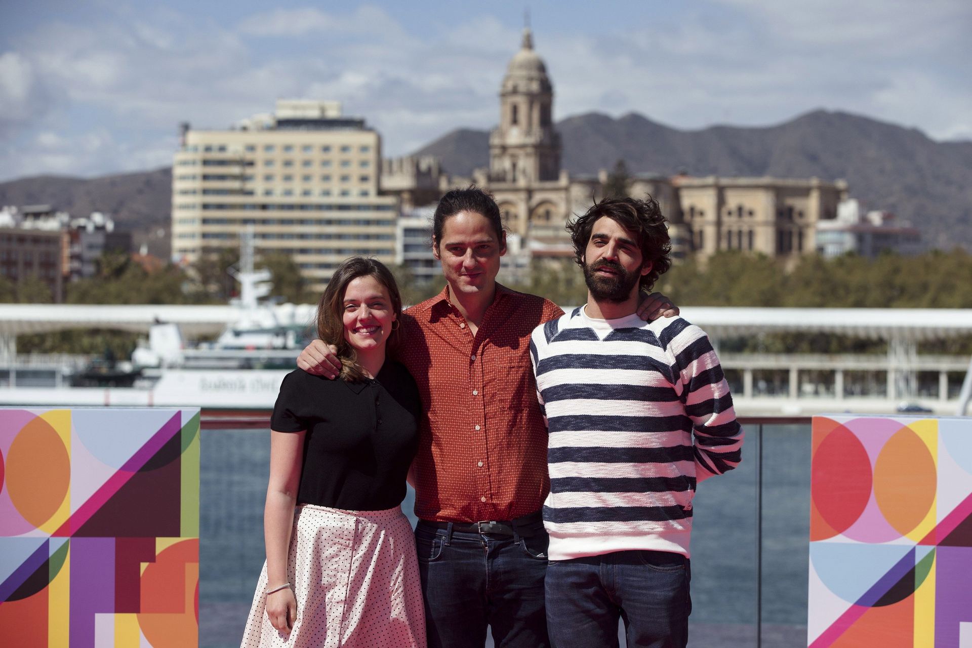 Carlos Marques-Marcet(c) con los protagonistas de ‘Los días que vendrán’.