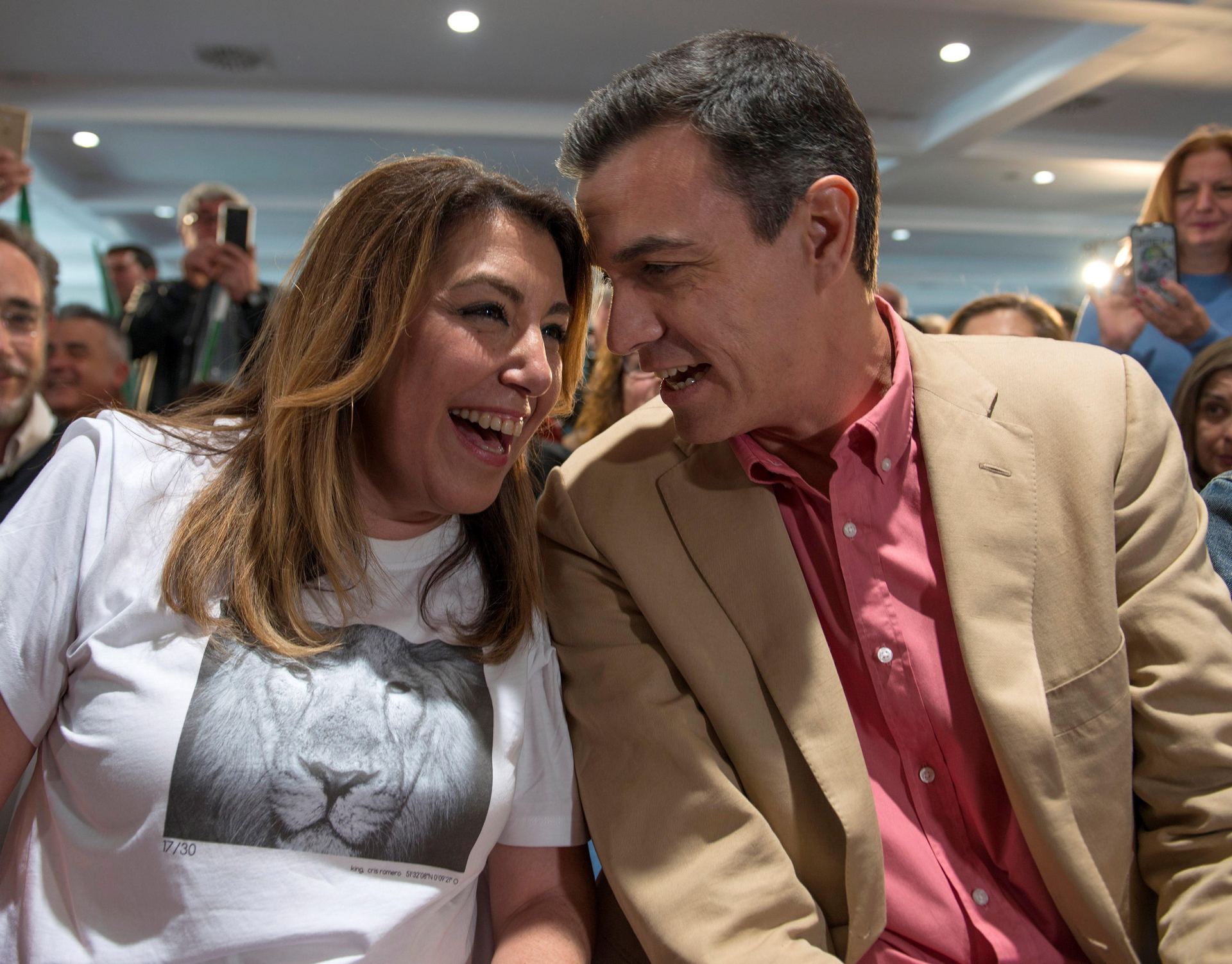 Pedro Sánchez conversa con la líder de los socialistas andaluces, Susana Díaz, durante un acto de partido en Jaén.