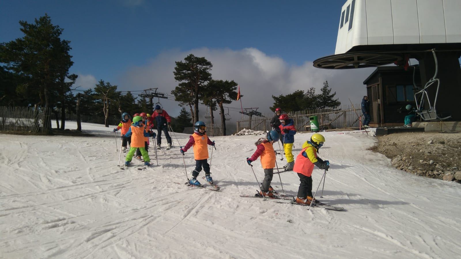 Los alumnos aprovecharon al máximo las enseñanzas de los profesores titulados de la Escuela Española de Esquí. / Ayuntamiento