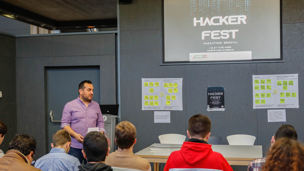 En la sesión inicial del maratón de hacker se ha dado formación específica, se ha hecho la división de grupos y se ha explicado el sistema de rotaciones. / ALBERTO MORALA