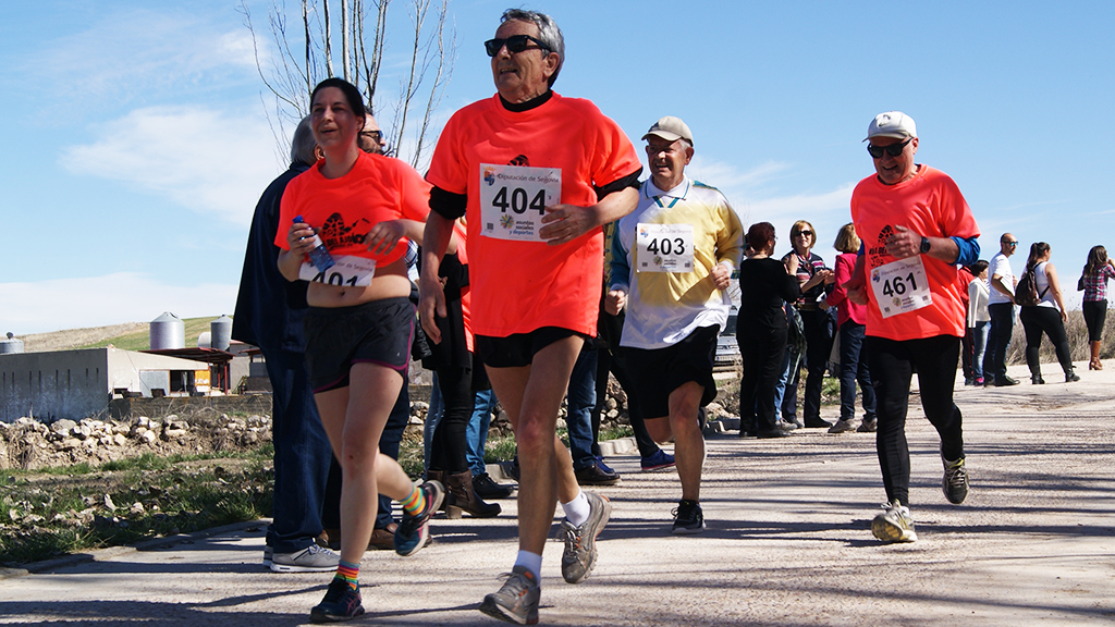 Un grupo de corredores encara el último tramo de la Viña del Ajo de Muñoveros. / A.M.