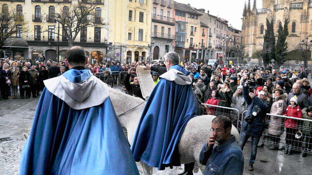 Heraldos a caballo anunciaron el pregón./ KAMARERO