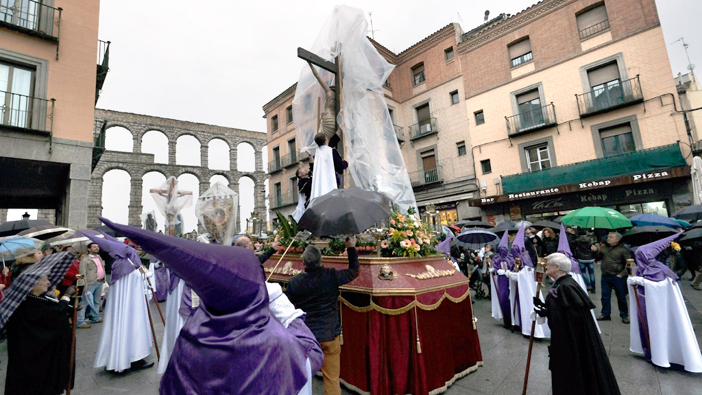 La lluvia deslució las procesiones del Jueves Santo./KAMARERO