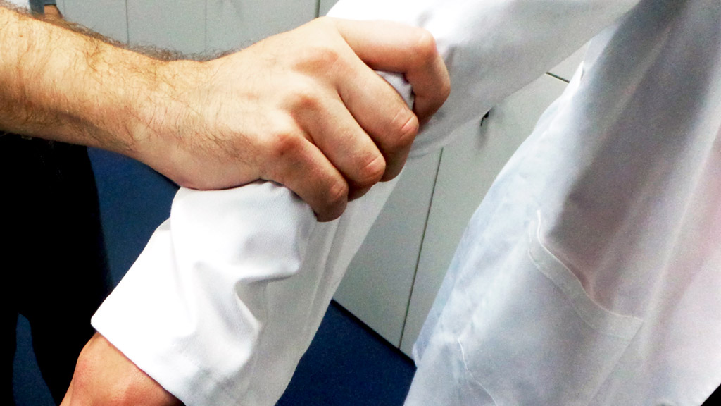 Los colegios profesionales y las organizaciones sindicales aconsejan denunciar cualquier acto de violencia física o verbal en el desempeño del trabajo. / EUROPA PRESS