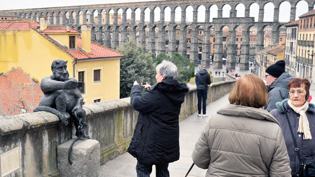 La escultura del diablillo, obra del artista José Antonio Abella, con el nombre ‘Aqvaedvcti Artifex’, se ha convertido en una atracción turística. / Kamarero