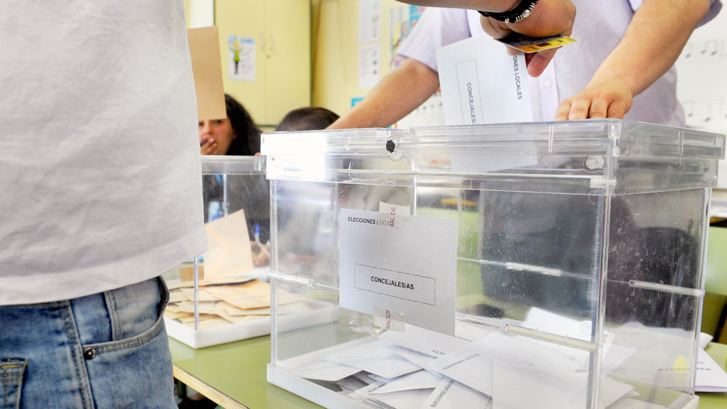 Baja a ocho el número de candidaturas que optan a la Alcaldía de Segovia 1 Un votante depositando su papeleta en las últimas elecciones municipales en un colegio de Segovia. / kamarero