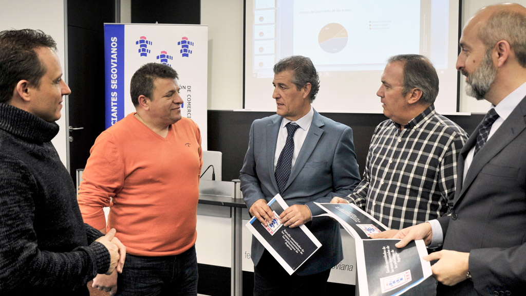 Integrantes de la Agrupación de Comerciantes de Segovia, con el presidente en el centro, antes de la rueda de prensa en la sede de la FES. / kamarero