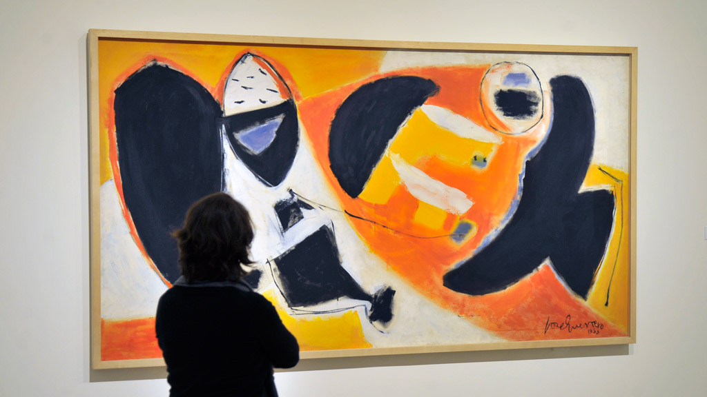 Una visitante del Museo de Arte Contemporáneo Esteban Vicente contempla uno de los cuadros de José Guerrero, que forma parte de la exposición temporal visitable hasta junio. / Kamarero