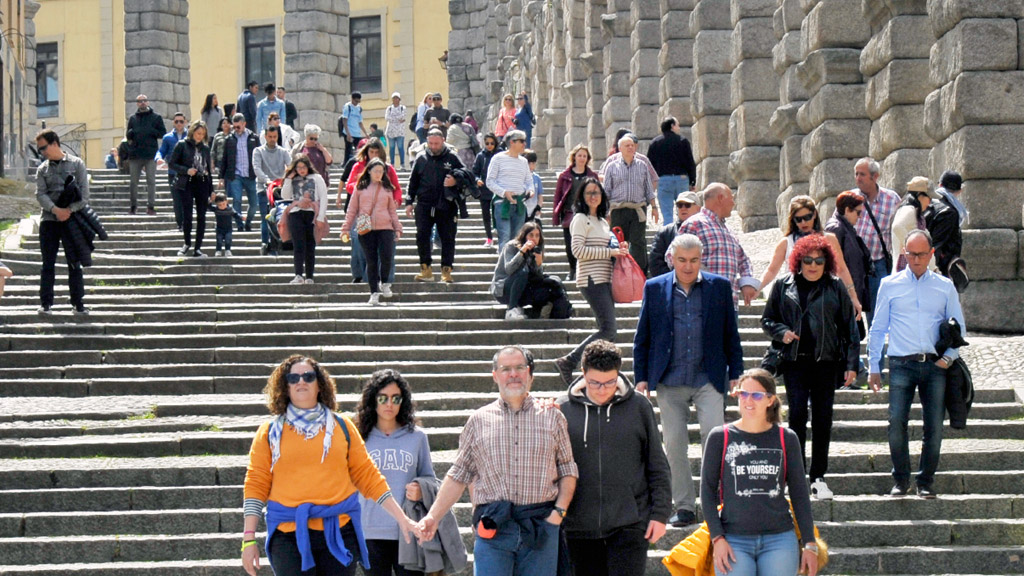 Una familia pasea junto al Acueducto en su visita a la capital. / Kamarero