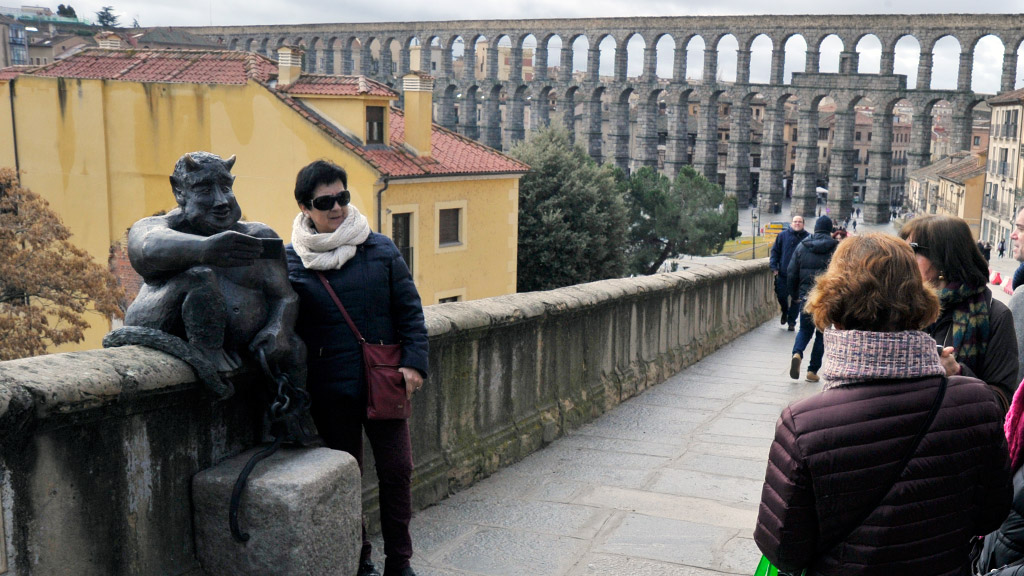 La escultura del diablo, en la calle de San Juan, es el punto de partida de una nueva visita por el barrio histórico de los Caballeros. / Kamarero