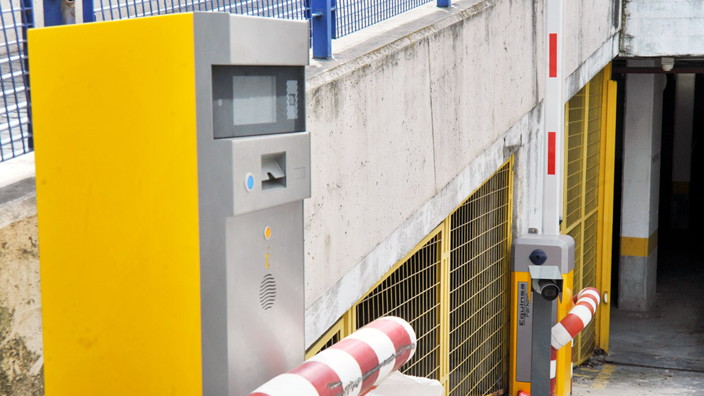 Los sistemas de acceso al parking, en la fotografía, fueron sustituidos el pasado mes de marzo. / Kamarero