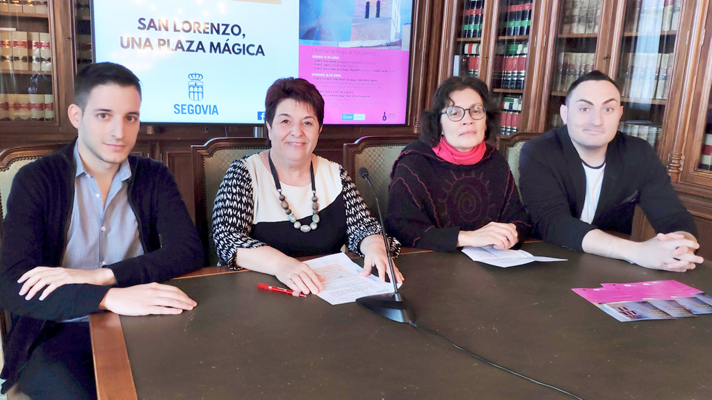 El presidente de la Asociacion de Vecinos de San Lorenzo, Héctor Cuéllar; la alcaldesa, Clara Luquero; la concejala María Fernanda Santiago; y el mago Héctor Sansegundo. / El Adelantado