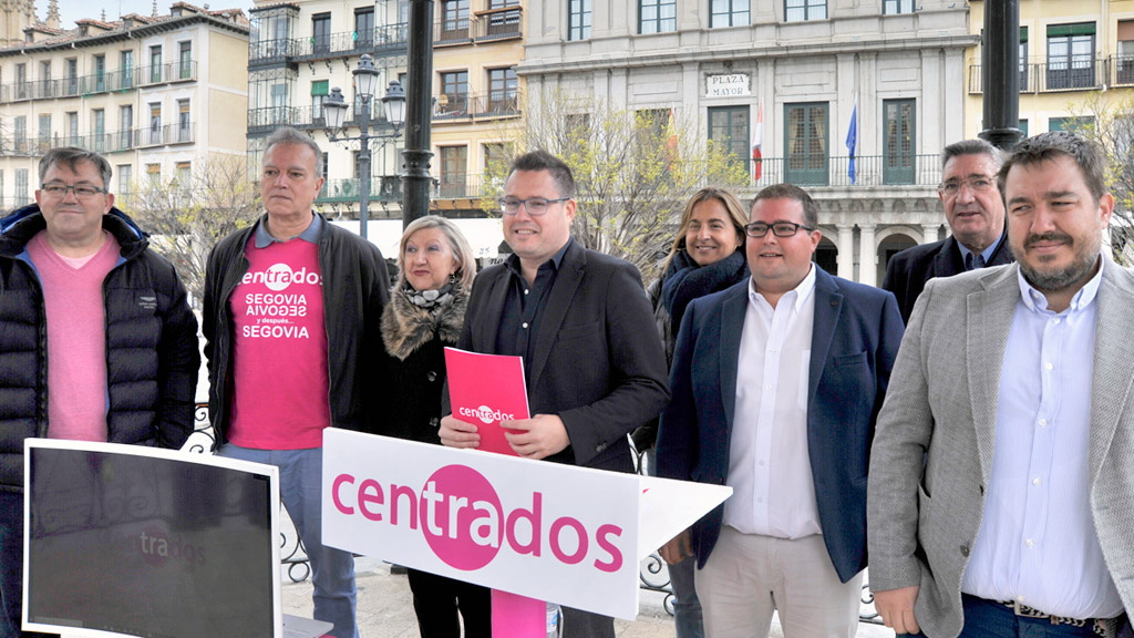 Los miembros de la candidatura al Congreso y al Senado, durante la presentación ayer de su plan de transporte. / e. a.