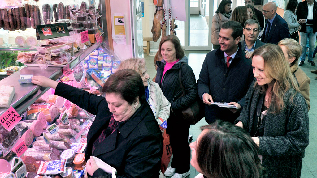 La 'popular' Marta González visita un puesto del mercado municipal 'La Albuera' junto a los candidatos del PP. / Kamarero