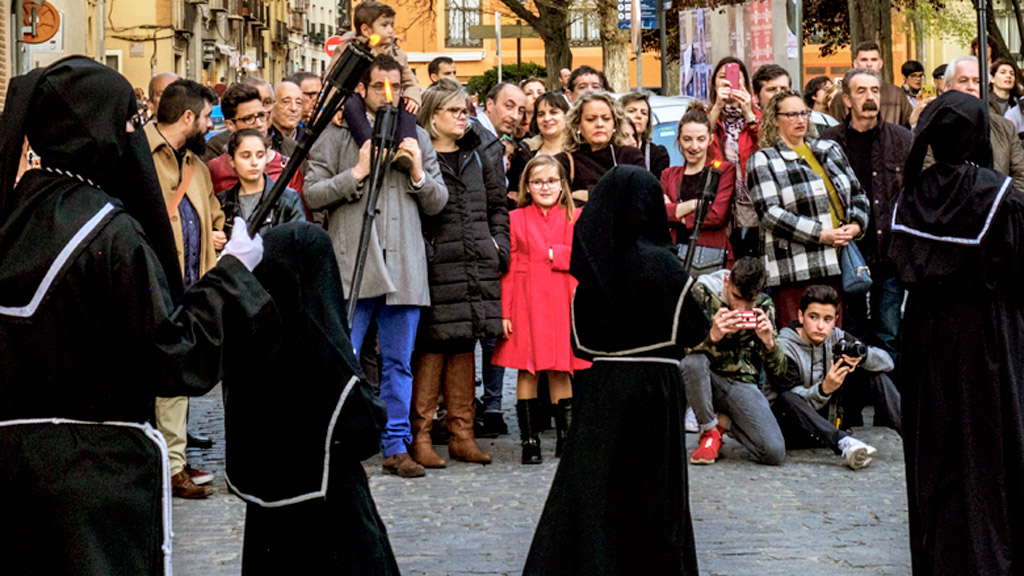 Los actos de Semana Santa atraen a miles de turistas. / Kamarero