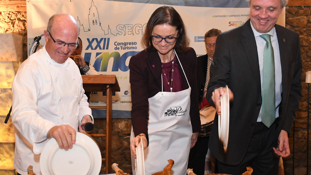 La ministra Maroto, trinchando el cochinillo en La Portada. / el adelantado