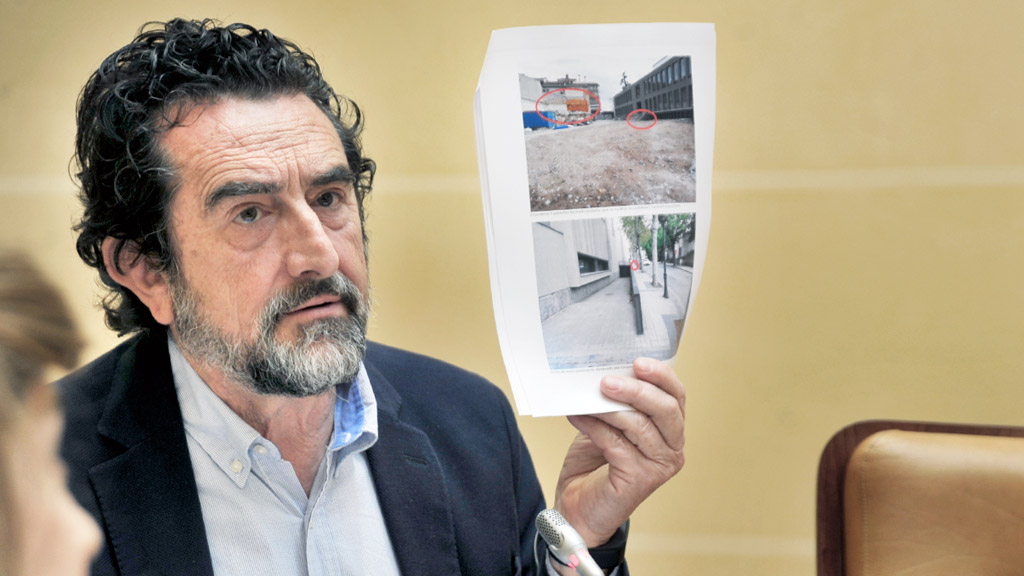 El concejal del PP Juan Antonio Miranda suele acompañar con fotografías y documentos sus intervenciones en el pleno. / Kamarero