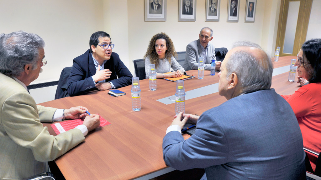 Espejo, junto a Otero y Martín (todos ellos de frente), en la reunión mantenida en el Colegio de Abogados. / E. A.