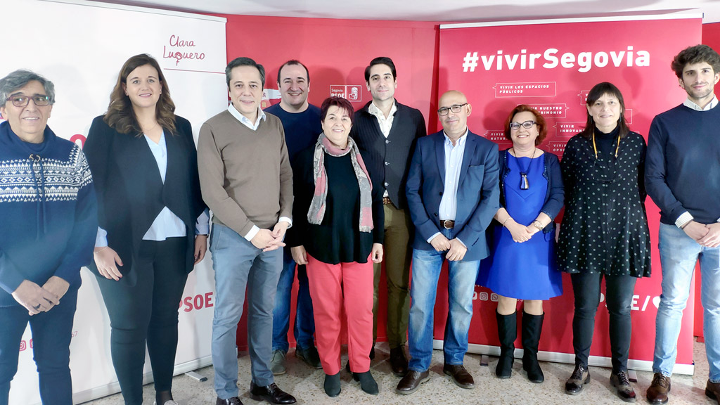 Clara Luquero y José Bayón (a su derecha) junto a ocho de las nuevas incorporaciones a la candidatura socialista al Ayuntamiento de Segovia. / E. A.
